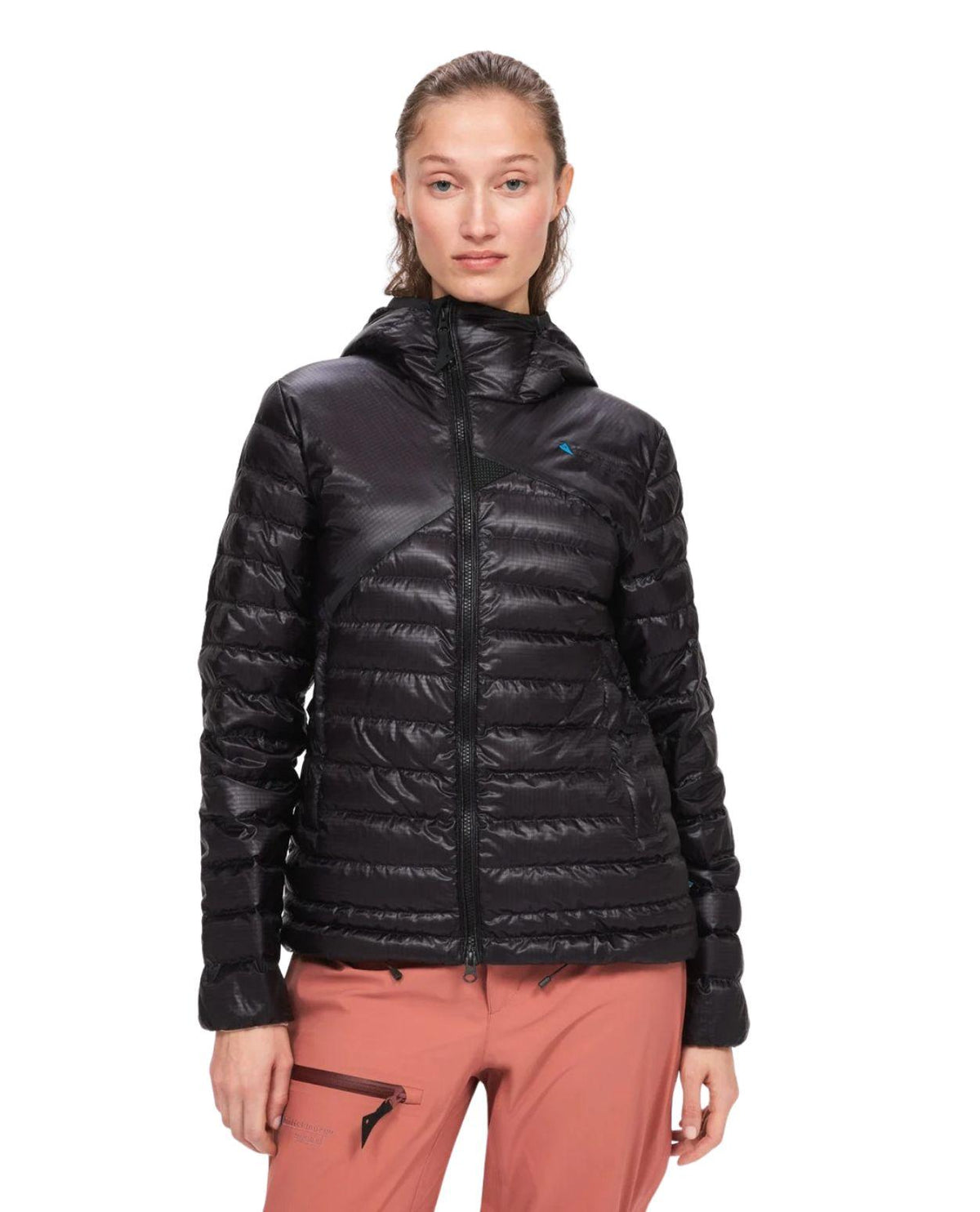 Klättermusen Lopt Zip Jacket Dam i färgen Raven visar jackans lätta duntätade konstruktion och snedställda dragkedja framifrån.