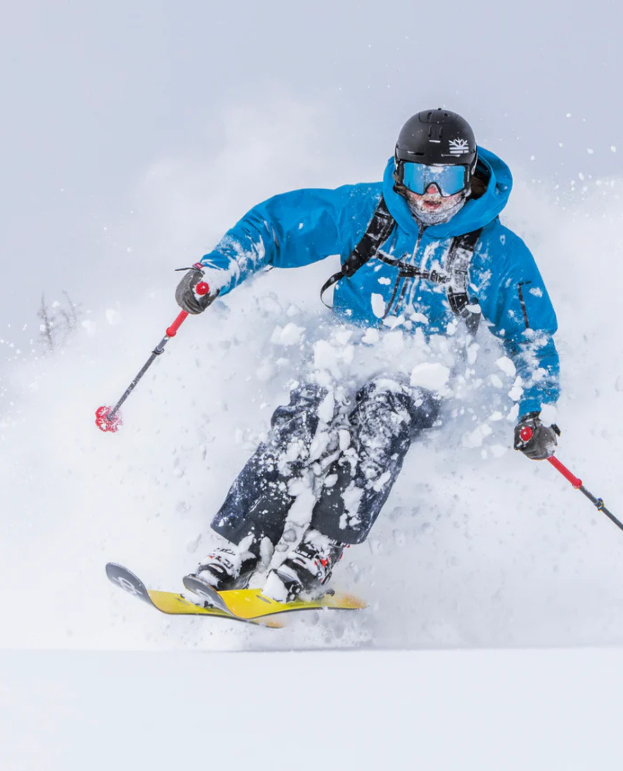 En skidåkare i djupt puder på ett par DPS Kaizen 112 25/26 - Alpingaraget