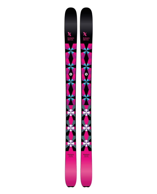 Extrem Ski Co Factory 102 friåkningsskidor i svart och rosa design för allroundåkning över hela berget.