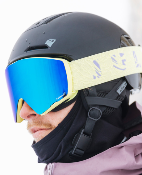 Närbild på den svarta skidhjälmen Julbo Hailot MIPS® på en skidåkare, som visar den exakta 360°-passformen. Finns i storlekarna 52–55, 55–59 och 59–63 cm. - Alpingaraget