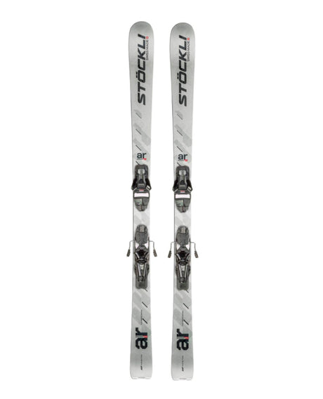 Stöckli Montero AR PRO allmountainskidor med Strive 13-bindningar uppställda framifrån.