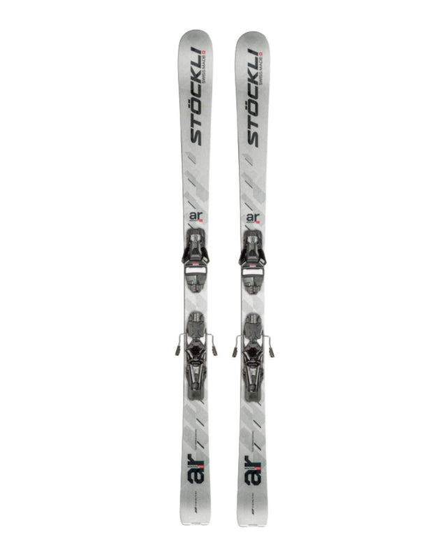 Stöckli Montero AR PRO allmountainskidor med Strive 13-bindningar uppställda framifrån.