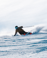 En skidåkare lägger en djup carvingsväng med BLIZZARD Anomaly 88. Detta är ett utvalt skidpaket där Marker Griffon 13 bindning ingår, anpassad för åkare upp till 120 kg.