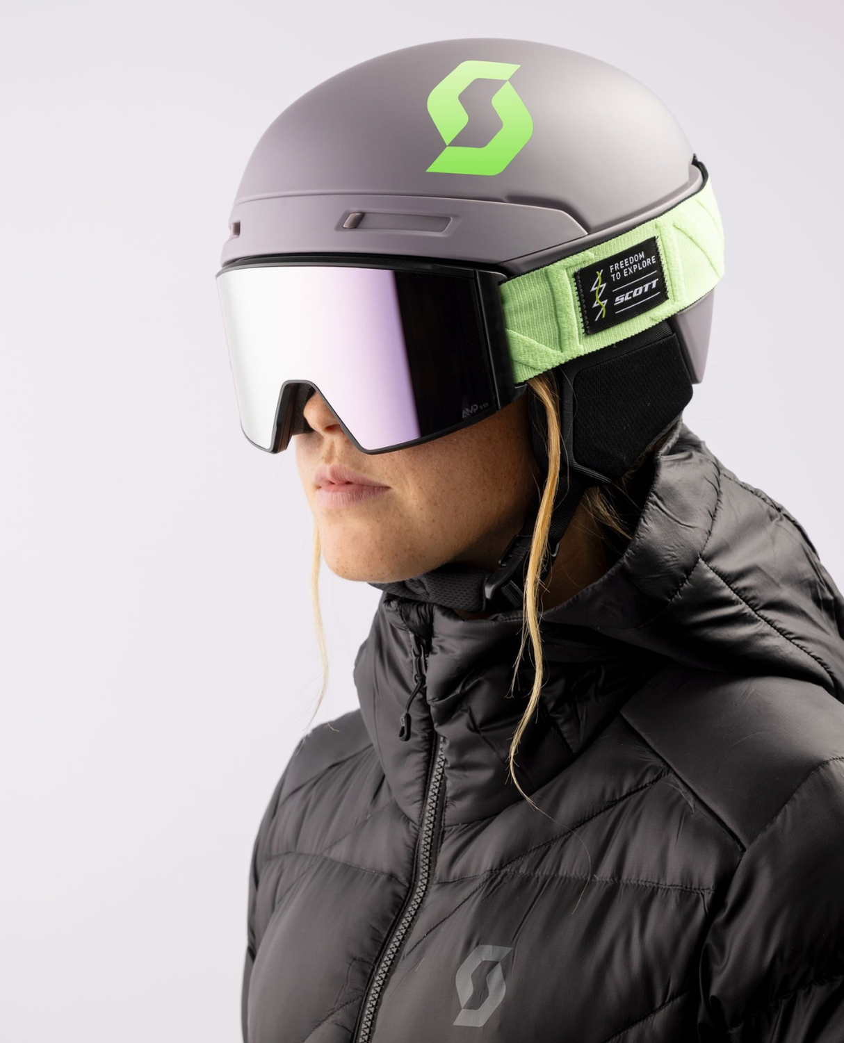 Kvinna som bär Scott Helmet Flow Mips för att visa hjälmens passform och design - Evening Grey/Glow Green - Alpingaraget