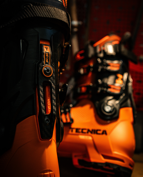 Tecnica Mach1 HV 130 TD alpinpjäxa i orange och svart som visar detaljen på T-Drive-teknologin.