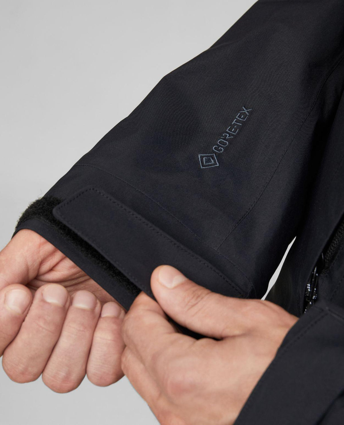 Mammut Haldigrat Gore-Tex HS Thermo Hooded Jacket - Svart ärmslut med GORE-TEX-logotyp och justering