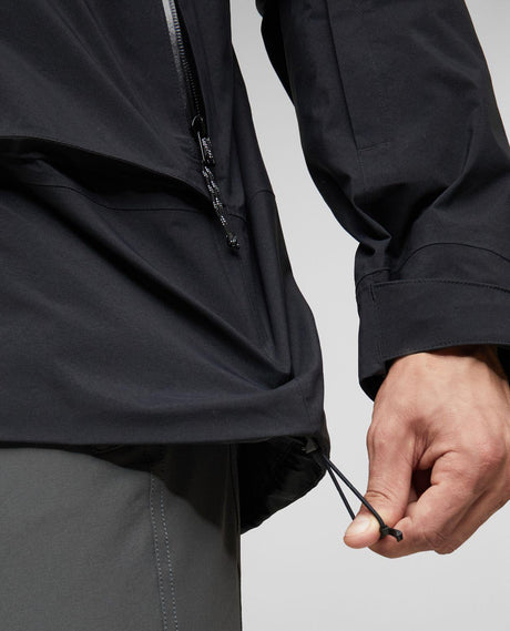 Närbild på justering av midjan på svarta Mammut Haldigrat Gore-Tex HS Thermo Hooded Jacket för herr.
