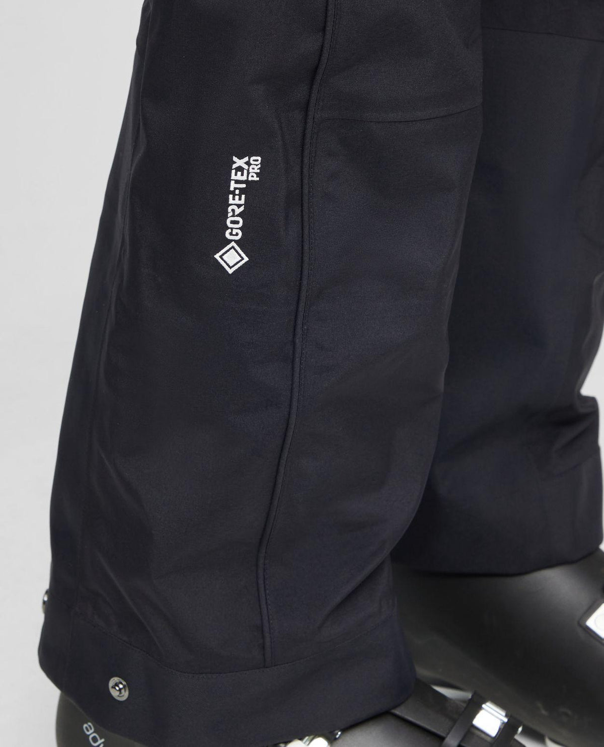 Mammut Eiger Free Pro HS Bib Pants Women i svart med Gore-Tex Pro-detalj på benet - Alpingaraget