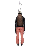 Skidåkare med Klättermusen Gyme Backpack 25L i Slate Brown och A-frame skidfästen på ryggen.