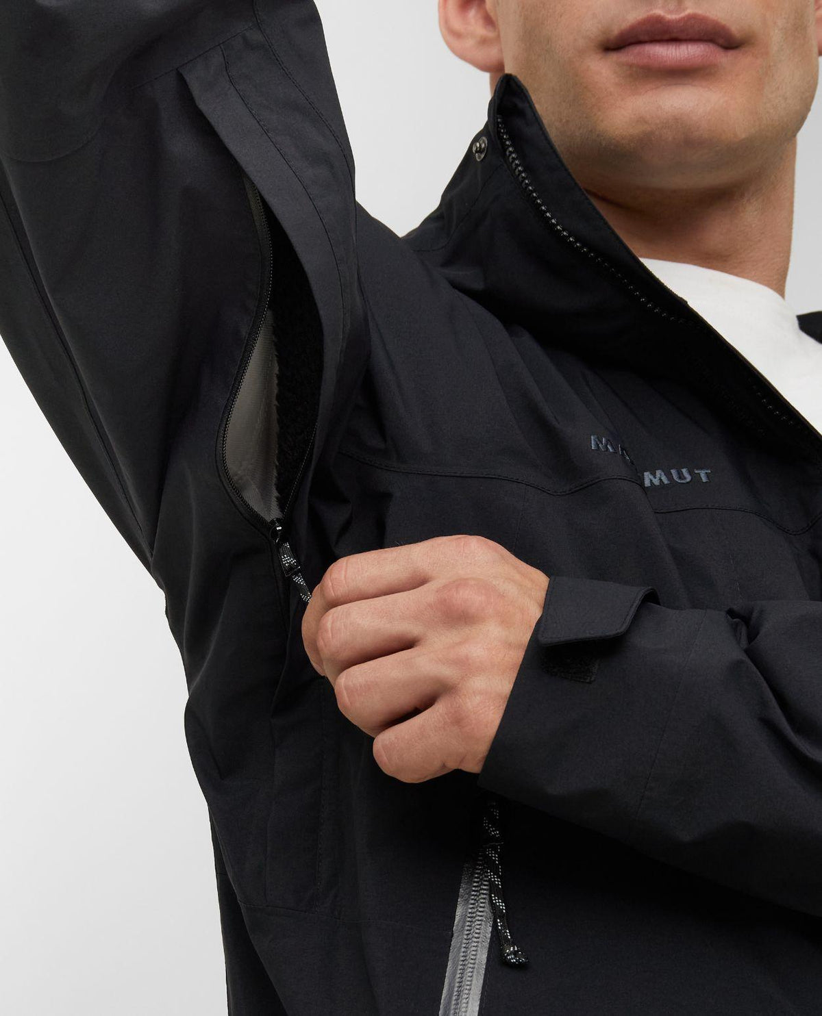 Mammut Haldigrat Gore-Tex HS Thermo Hooded Jacket Men i svart som visar detalj på ventilationsdragkedja under ärmen.