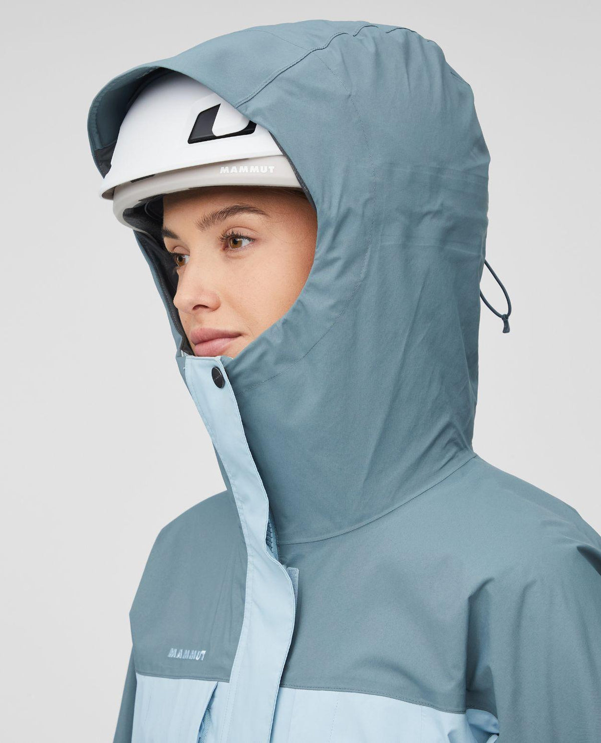 Mammut Haldigrat Gore-Tex HS Thermo Hooded Jacket Dam i farten med huva uppdragen över hjälm.