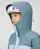 Mammut Haldigrat Gore-Tex HS Thermo Hooded Jacket Dam i farten med huva uppdragen över hjälm.