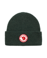 Fjällräven 1960 Logo Hat i färgen Deep Forest – Grön ribbstickad mössa med uppvikt kant och logotyp.