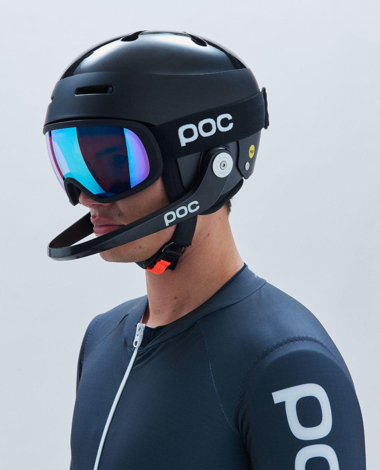 Skidåkare som bär svarta POC Fovea-goggles med spegellins tillsammans med matchande hjälm och hakskydd.