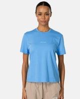 Kari Traa KT Graphic Tee i oceanblått på en modell som visar t-shirtens passform.