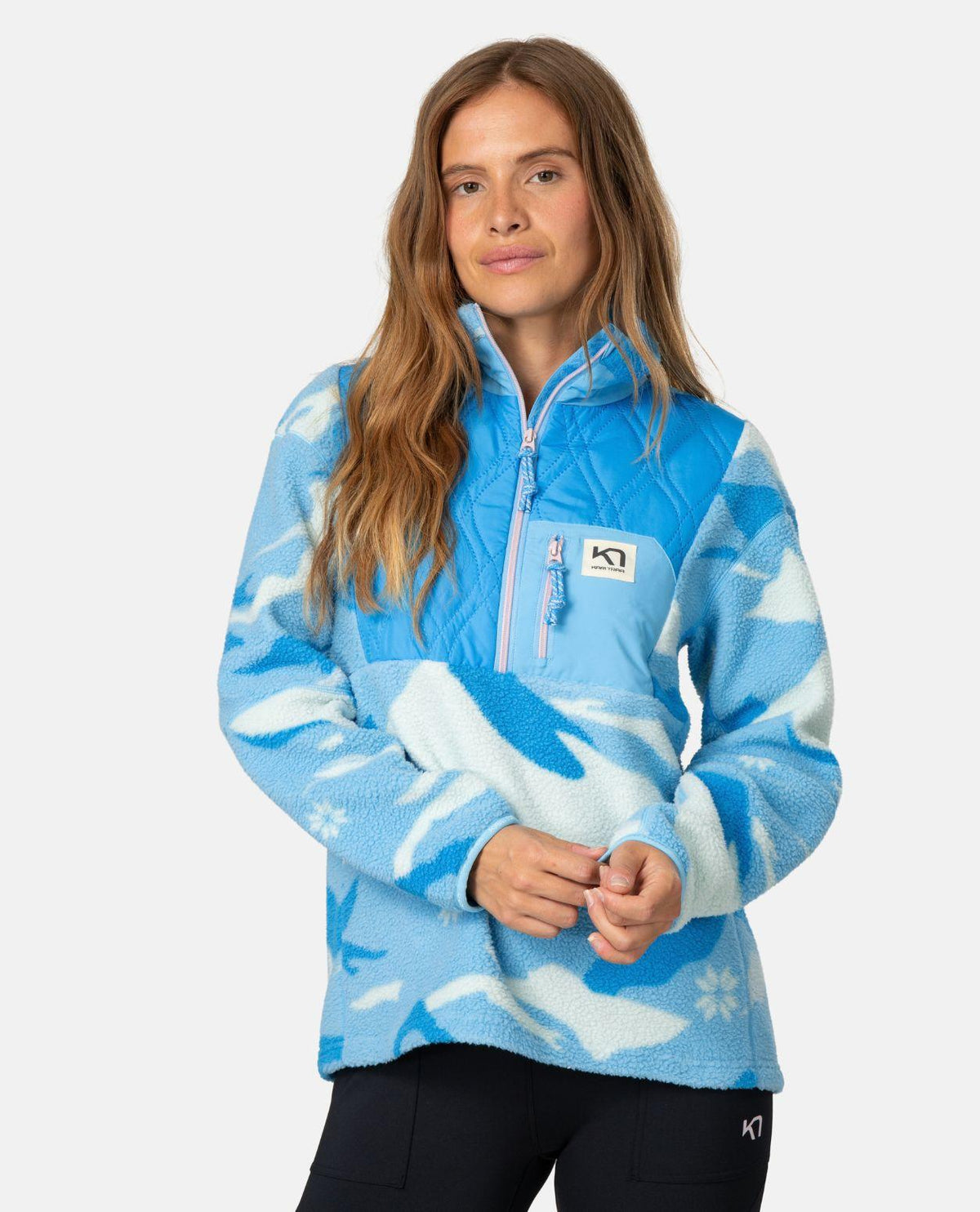 Kari Traa Rothe Half Zip i färg Ocean på dammodell som visar framsidan av det blå mellanlagret.
