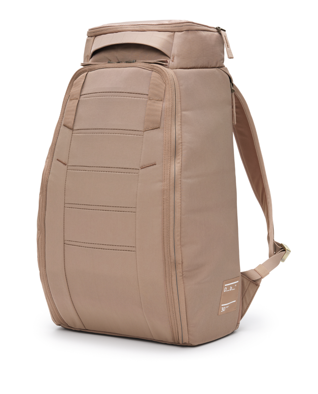 D_b_ Hugger Backpack 30L i färgen Affogato Brown, en brun och stilenlig ryggsäck för alla äventyr.