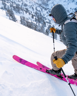En person på topptur i ett snöigt bergslandskap med de rosa DPS Pagoda Tour CFL 100 25/26 skidorna - Alpingaraget