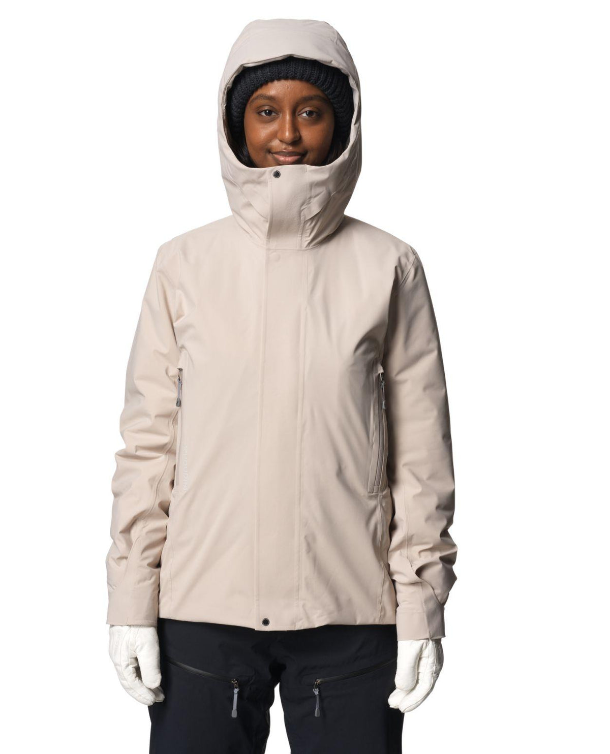 Houdini Ride Insulated Jacket dam i färg sandstorm för skidåkning.