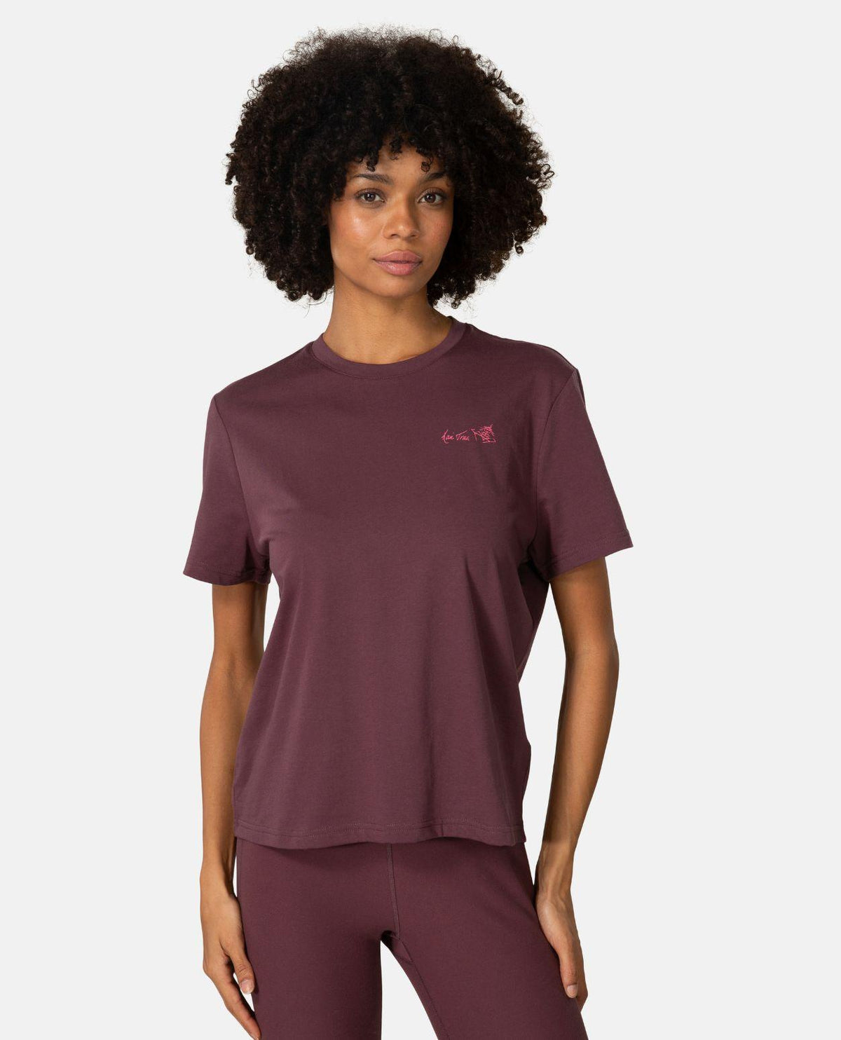 Kari Traa KT Graphic Tee i färg Cocoa Powder på modell för dam.