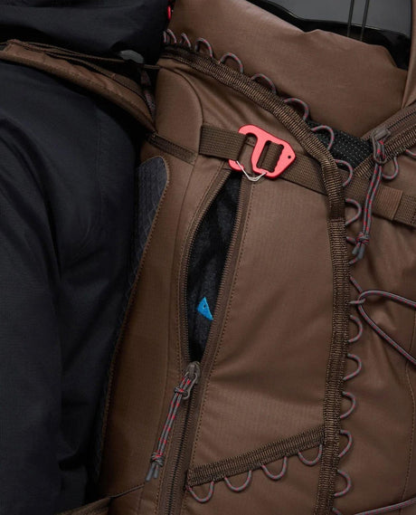 Klättermusen Gyme Backpack 25L - Slate Brown - Detaljbild på topptursryggsäck