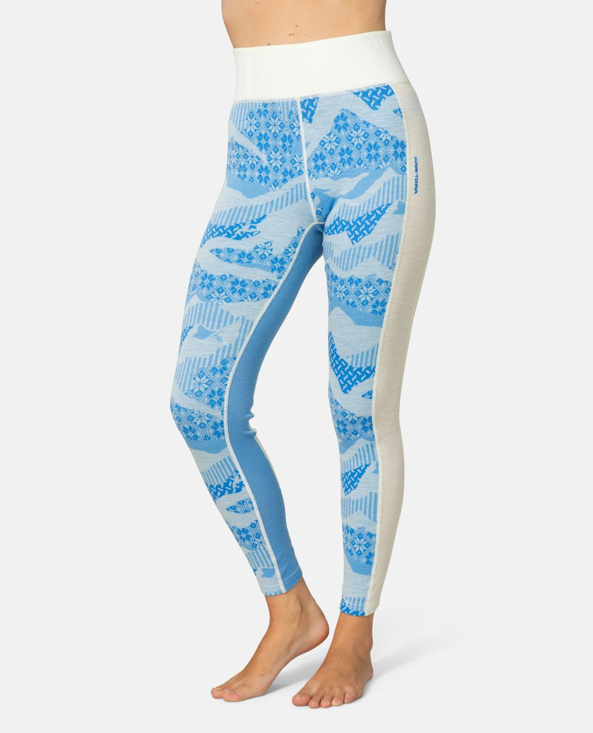 Kari Traa Olea Pants i färg ocean, ett blått merinoullsunderställ med nordiskt mönster och bred midja.
