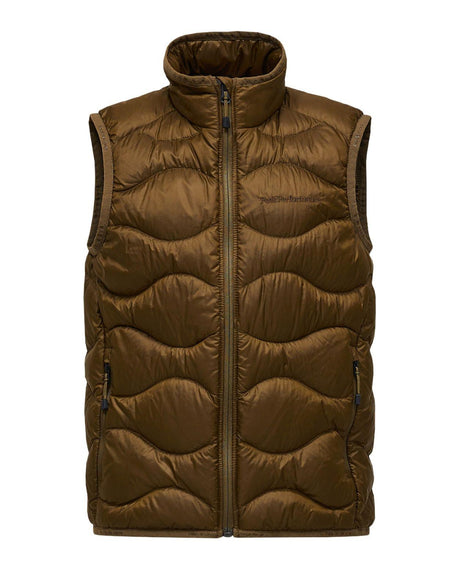 Peak Performance Helium Down Vest Junior i färgen Meadow Moss, en brun dunväst för juniorer.