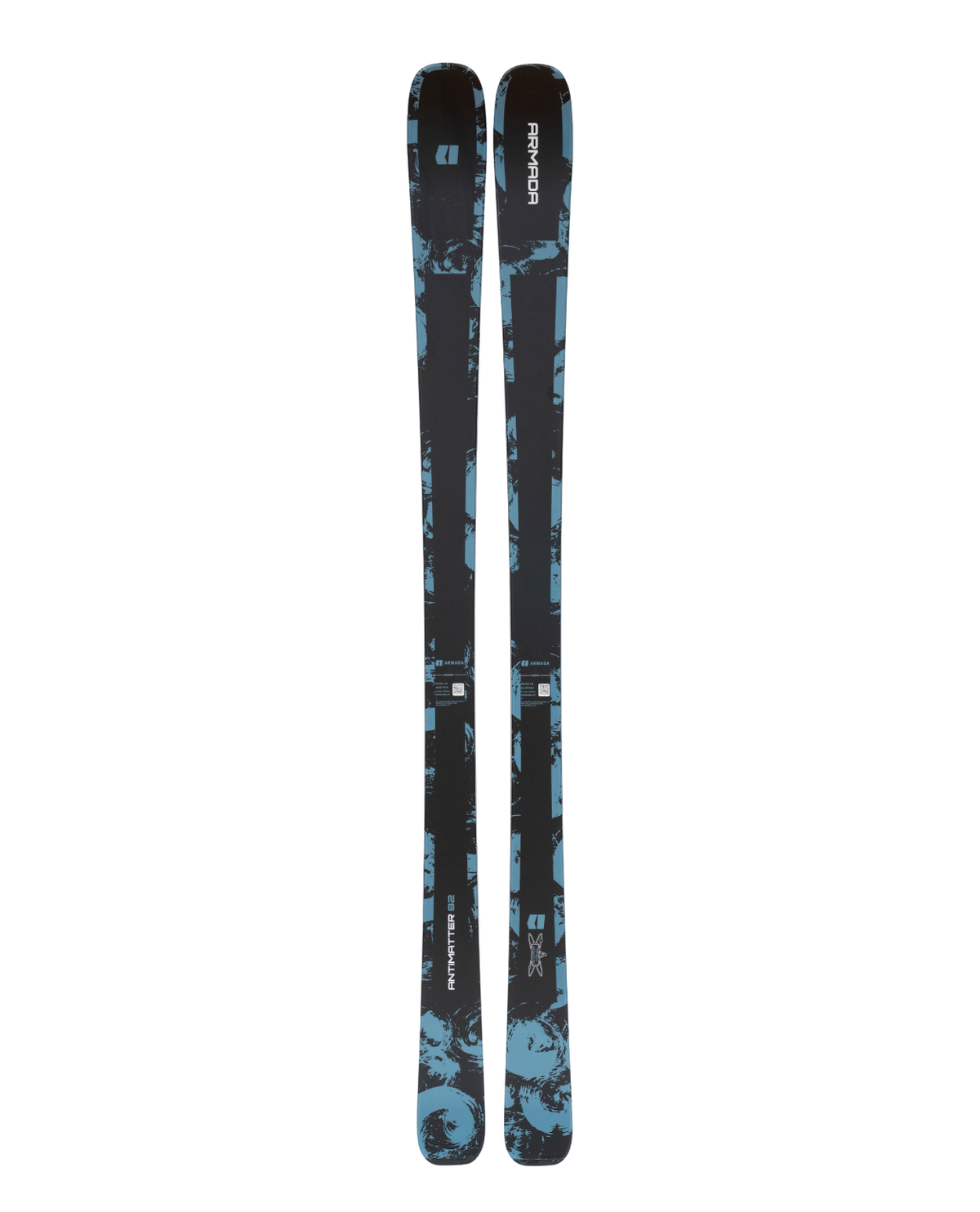 Armada ANTIMATTER 82 är en stabil allmountainskida i svart och blått med grafiskt mönster för piståkning.