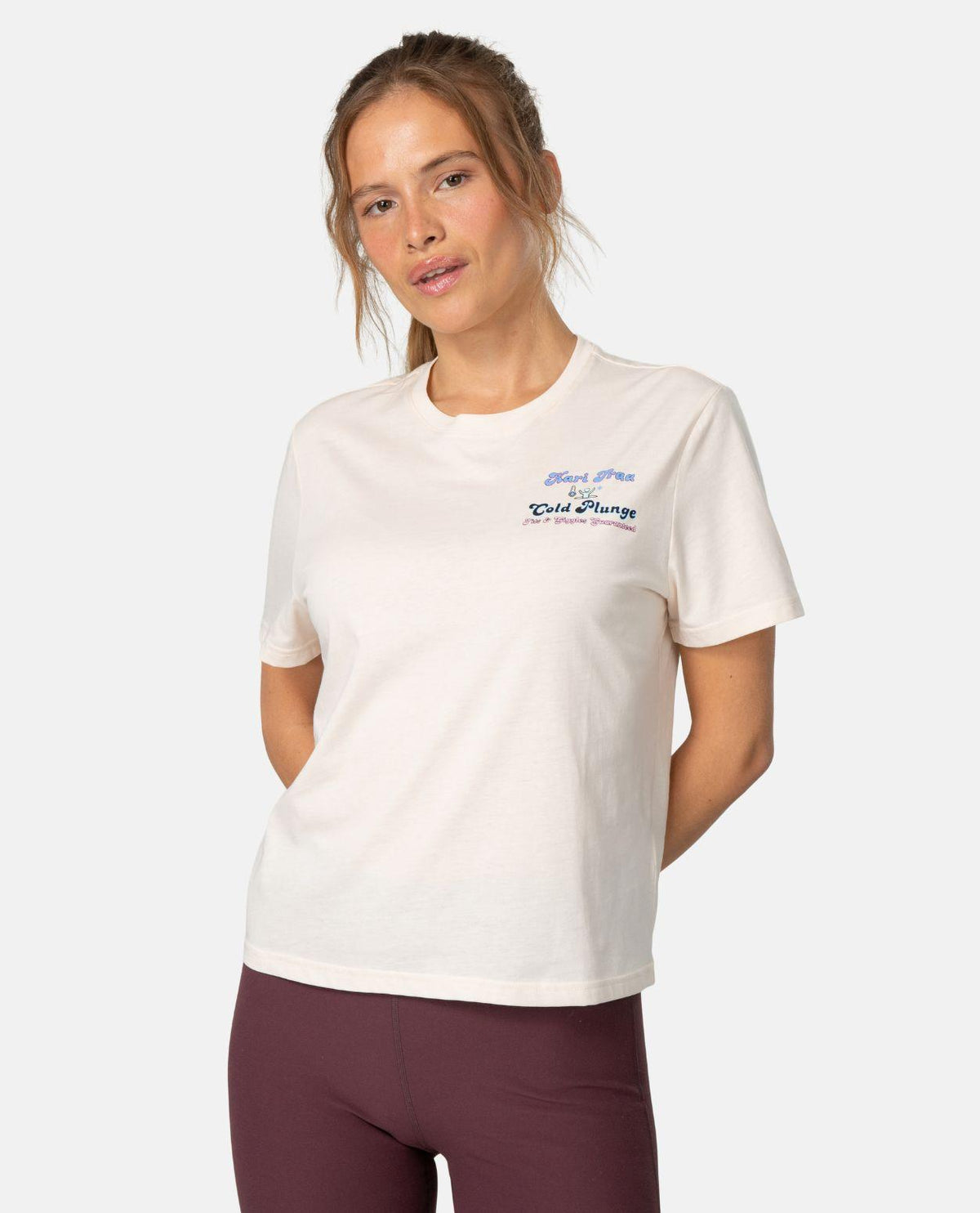 Kari Traa KT Graphic Tee i off-white färg som bärs av en modell, vilket visar t-shirtens lediga passform och grafiska tryck på bröstet.