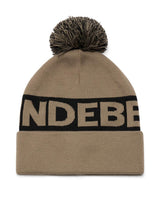 J.Lindeberg Tilo Beanie i brunt med svart logodetalj och matchande tofs för sköna dagar i backen.