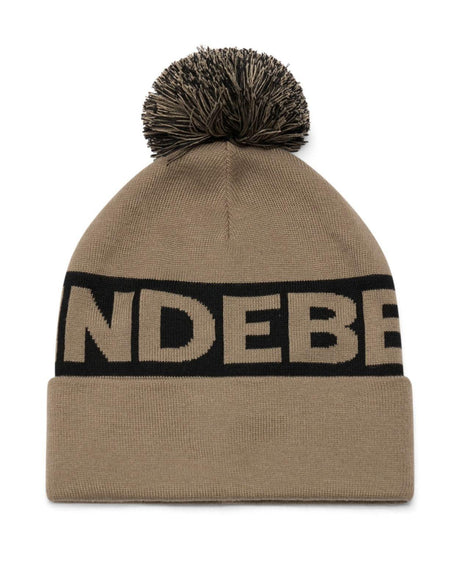 J.Lindeberg Tilo Beanie i brunt med svart logodetalj och matchande tofs för sköna dagar i backen.