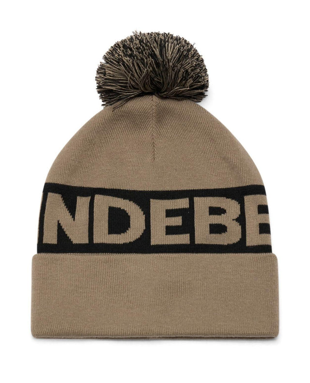 J.Lindeberg Tilo Beanie i brunt med svart logodetalj och matchande tofs för sköna dagar i backen.