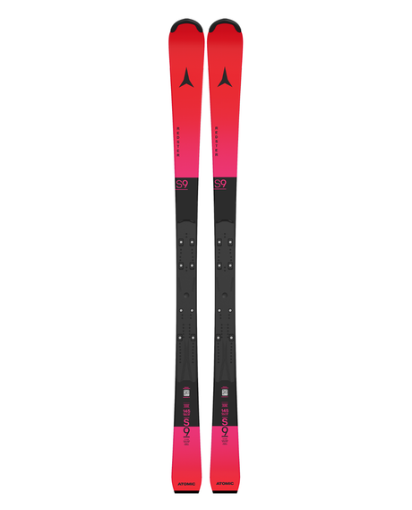 Röda och svarta Atomic Redster S9 FIS J-RP³ junior-slalomskidor med kraftfull raceplatta för tävling.