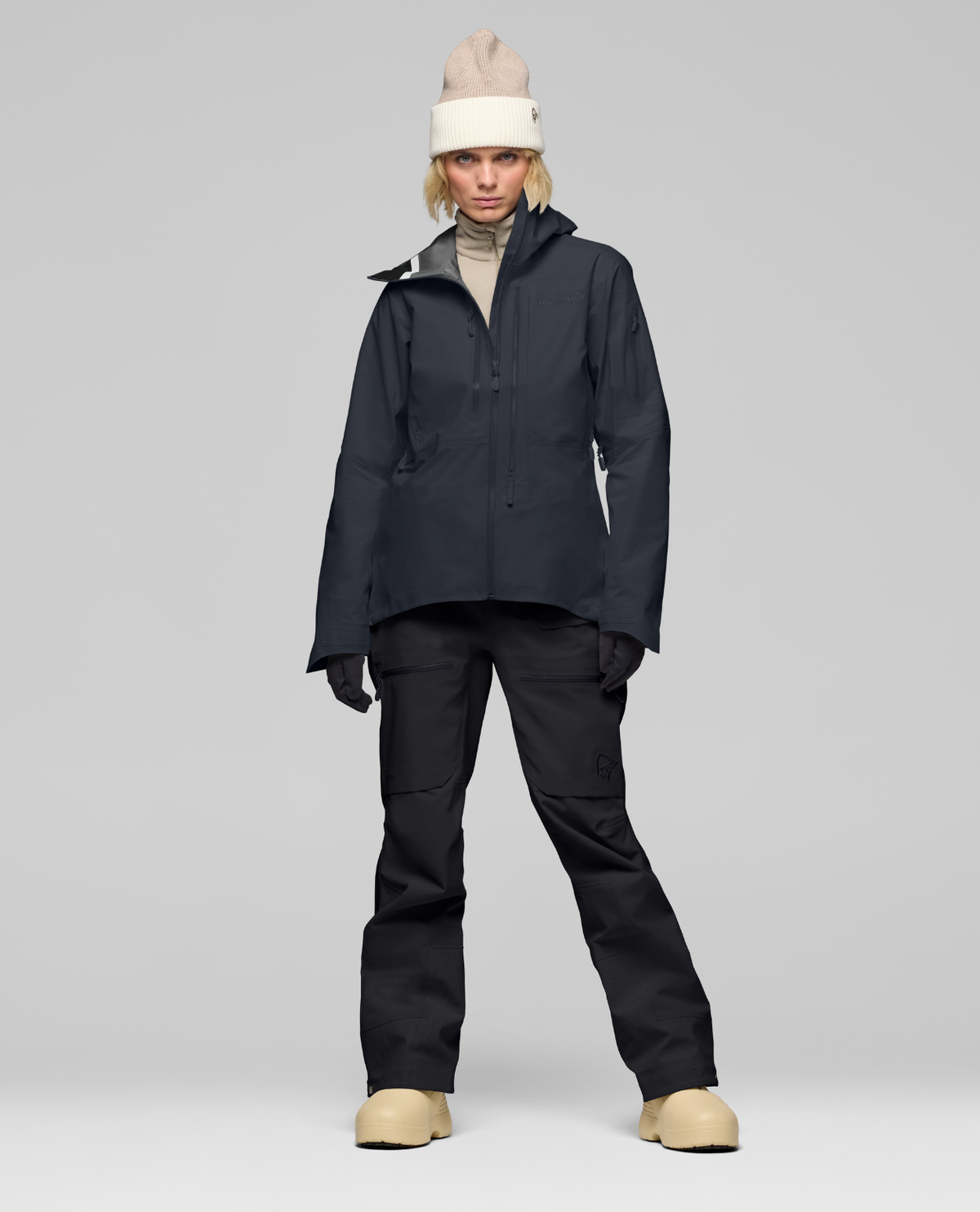 Norrøna Lofoten Gore-Tex Pro Jacket Women i färgen Caviar Black för damer.