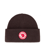 Fjällräven 1960 Logo Hat i färgen Black Oak – mjuk och värmande ribbstickad mössa för sköna dagar på berget.