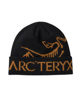 Svart mössa med gult logotryck från Arc'teryx.