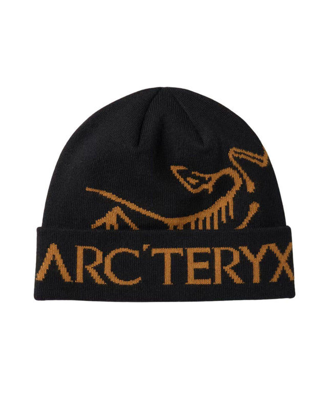Svart mössa med gult logotryck från Arc'teryx.