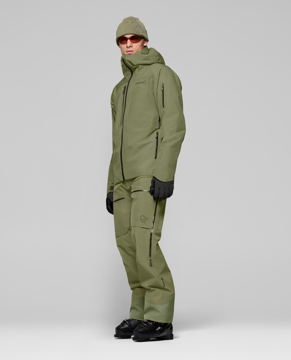 Norrøna Lofoten Gore-Tex Insulated Jacket Men i färg Deep Lichen Green för herrar.