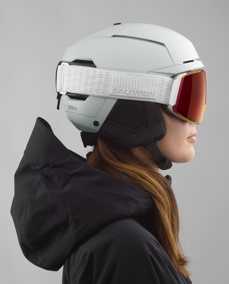 Salomon Skarn Prime Sigma - Vit skidgoggles och hjälm på skidåkare