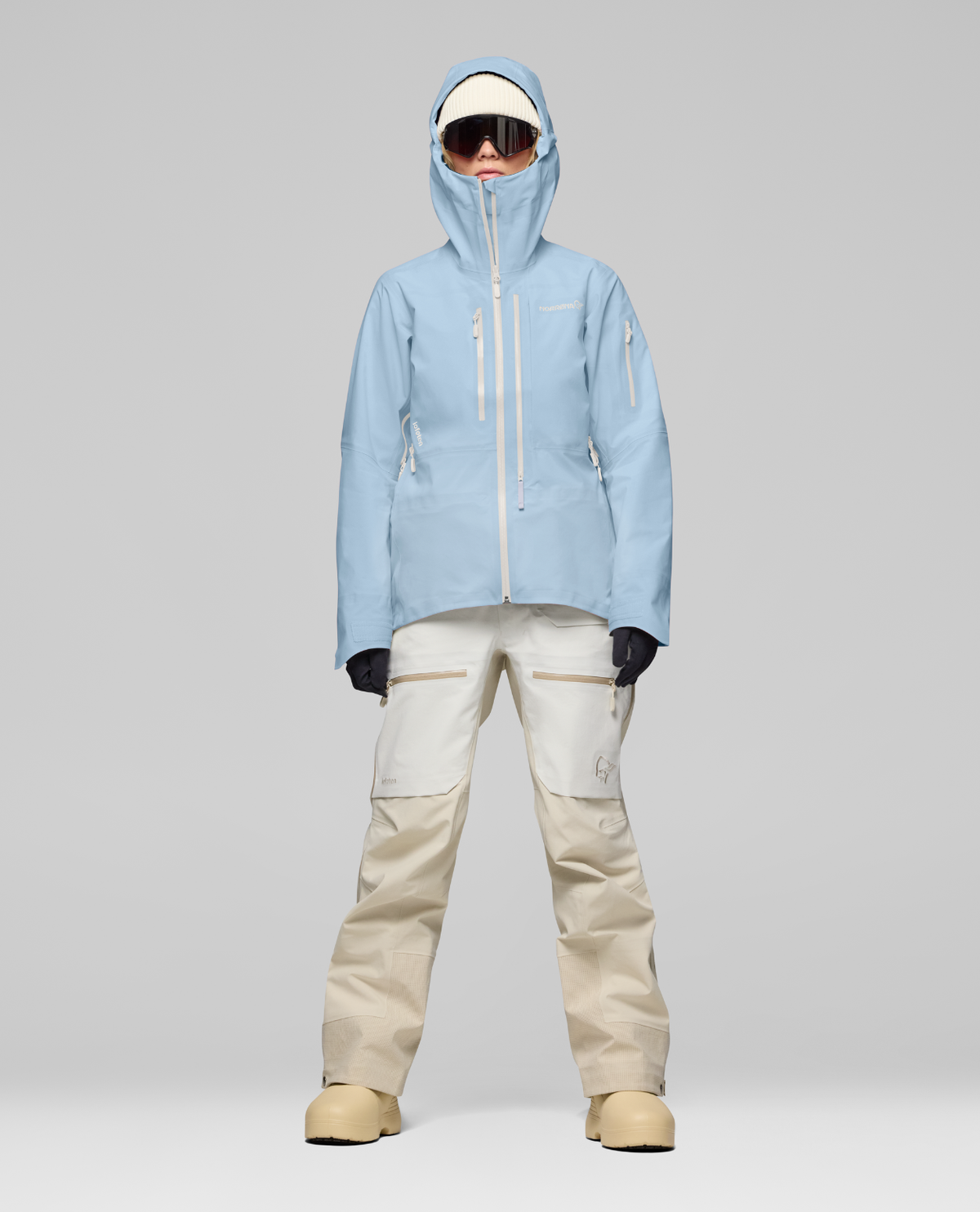Norrøna Lofoten Gore-Tex Pro Jacket Dam i färgen Cashmere Blue på modell framifrån.