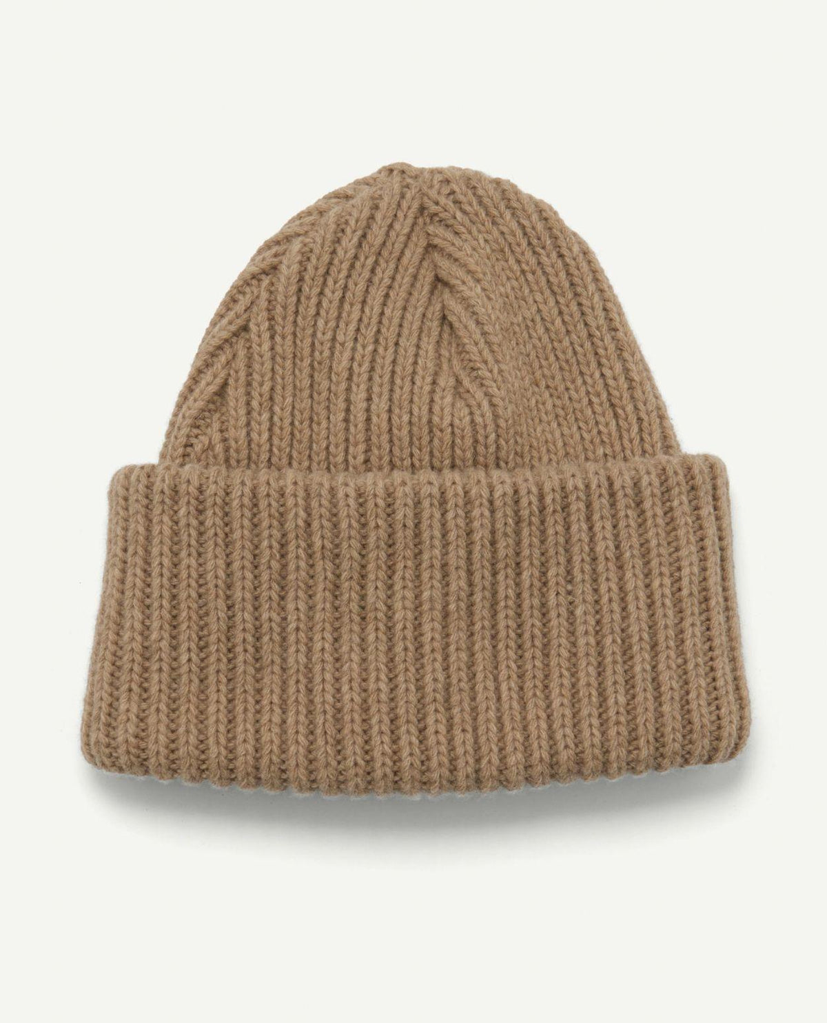 Houdini Big Hat i brunt, grovstickat material med en uppvikt kant.