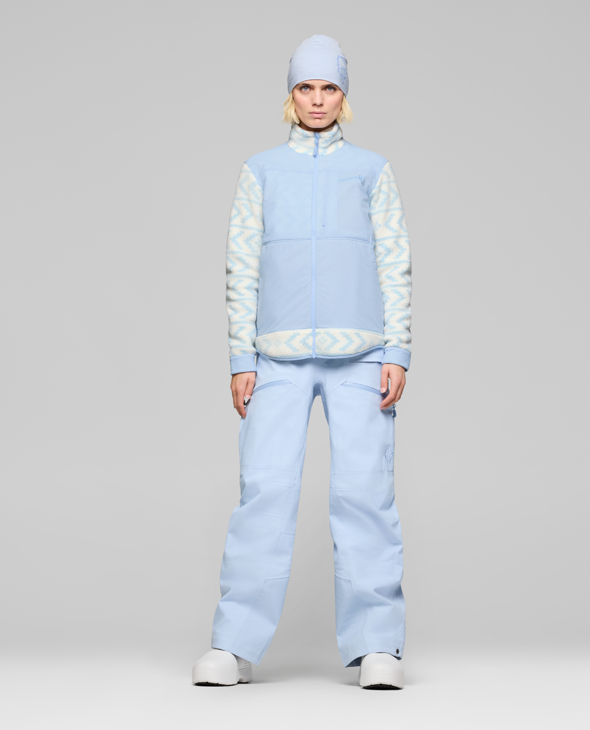 Norrøna Tamok warm3 Jacket Women - Whisper White/Cashmere Blue, dammodell i ljusblått och vitt.