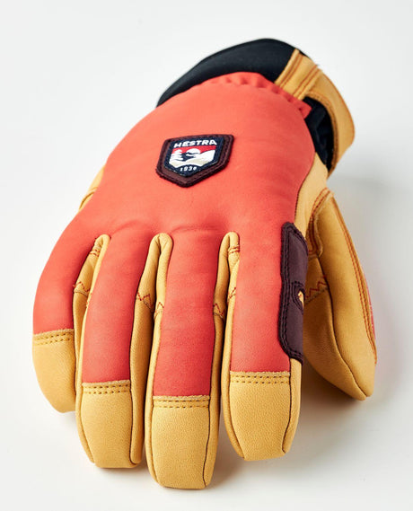 Hestra CZone Incline 5 Finger i Flame Red Orange mot ljus bakgrund.