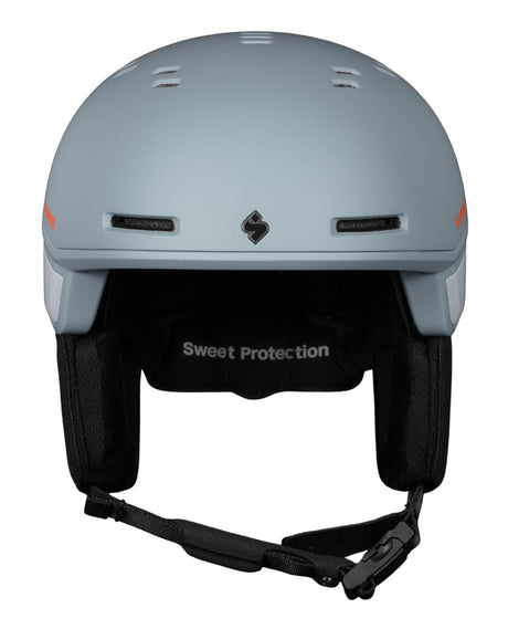 Sweet Protection Adapter Mips Helmet i Platinum Grey, en grå alpinhjälm sedd framifrån med integrerad Mips-teknologi.