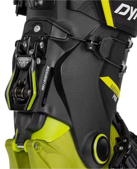Närbild på gångjärnsmekanismen och skaftet på Dynafit Radical Pro toppturspjäxa i svart och grönt.