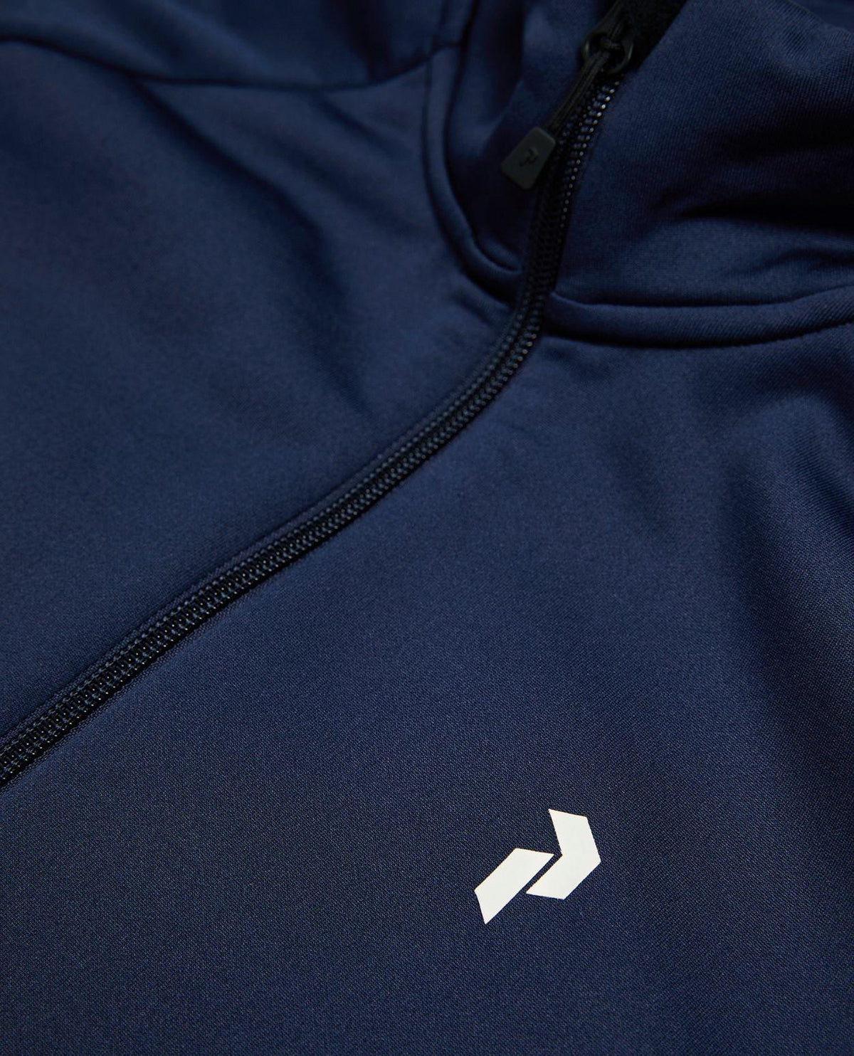 Peak Performance Rider Essentials Zip Jacket i blått med dragkedja och bröstlogo.