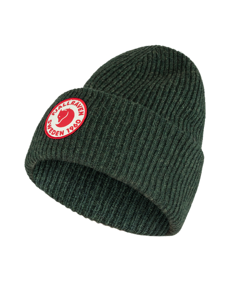 Fjällräven 1960 Logo Hat i färgen Deep Forest, en ribbstickad mössa i lamull med uppvikt kant och broderad logotyp.