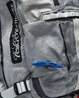 Närbild på Peak Performance 40Y Vertical skidryggsäck i grå färg med svart logotyp och detaljer.