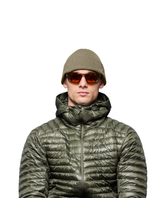 Norrøna /29 equaliser Beanie i grönt (Deep Lichen Green) på modell som bär matchande dunjacka.