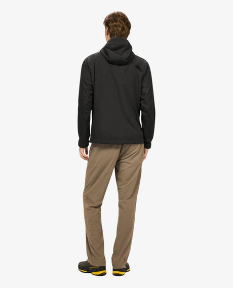 Klättermusen Drifa Hood Jacket Men i svart färg, visad bakifrån på modell för att visa passform och huva.
